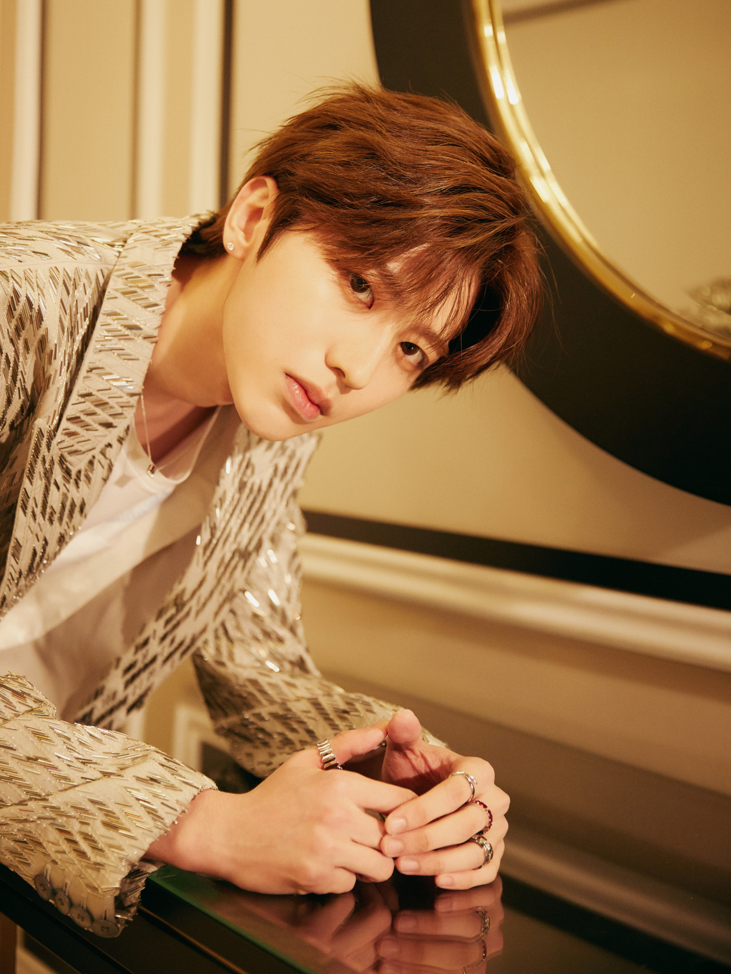 蔡徐坤跨年夜三连唱!亮片西装搭配黑裤,九头身黄金比例好出众!